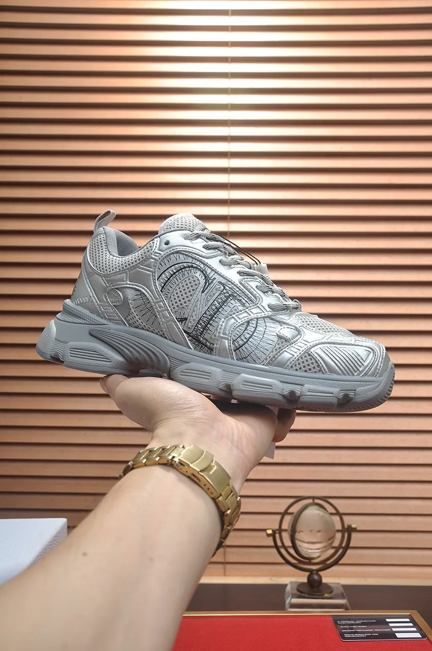 Men's shoes 💰: 640💶 (couples model) Brand: Dior (Dior) Standard code: Women's code 35-40. Men's code 38-44 (45 customized) Grade: Same as the official website Material: Top-quality original cowhide stitching Original wear-resistant and lightweight outsole Style category: Fashionable casual shoes Distinguished luxury brand elements top luxury Color: Actual picture color